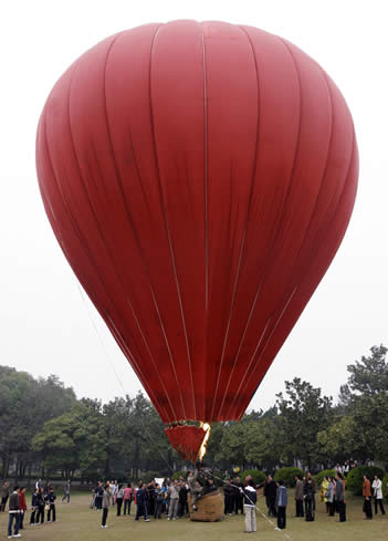 Riding Hot-air Balloon to View Spring in Wuhan